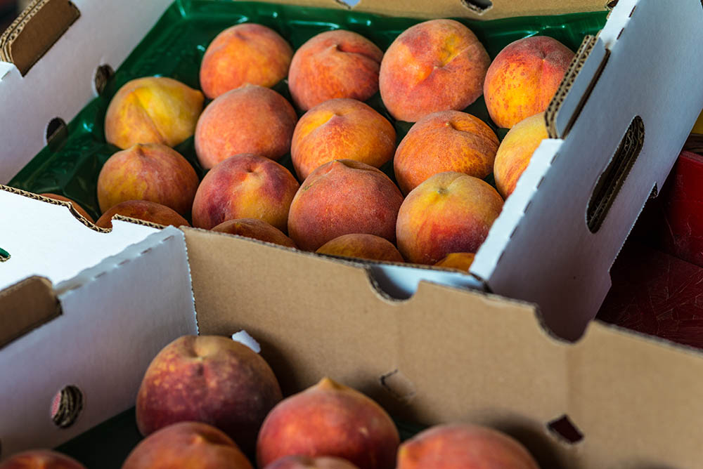 Fresh Palisade peaches at a farmers market near Grand Junction, CO